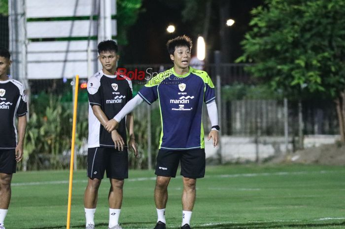 Asisten pelatih khusus penyerang timnas Indonesia, Yeom Ki-hun (kiri), sedang memberikan menu latihan kepada Hokky Caraka (tengah) dan Dimas Drajad (kanan) di Lapangan A, Senayan, Jakarta, Sabtu (31/8/2024).