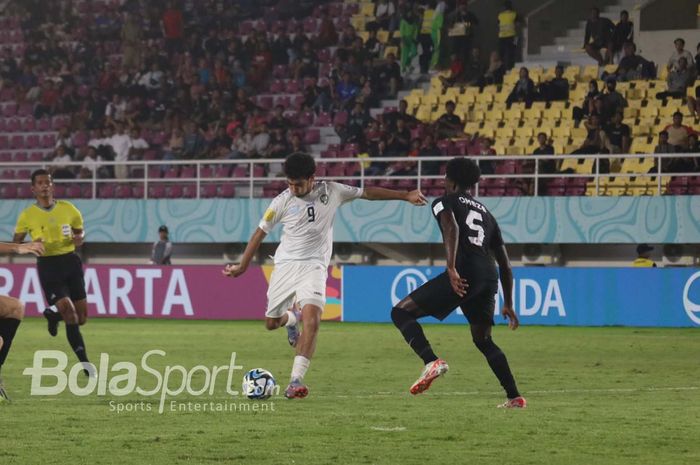 Aksi pemain Timnas U-17 Uzbekistan, Amir Saidov, saat menghadapi Kanada pada fase grup B Piala Dunia U-17 2023 di Stadion Manahan, Surakarta, Senin (13/11/2023).