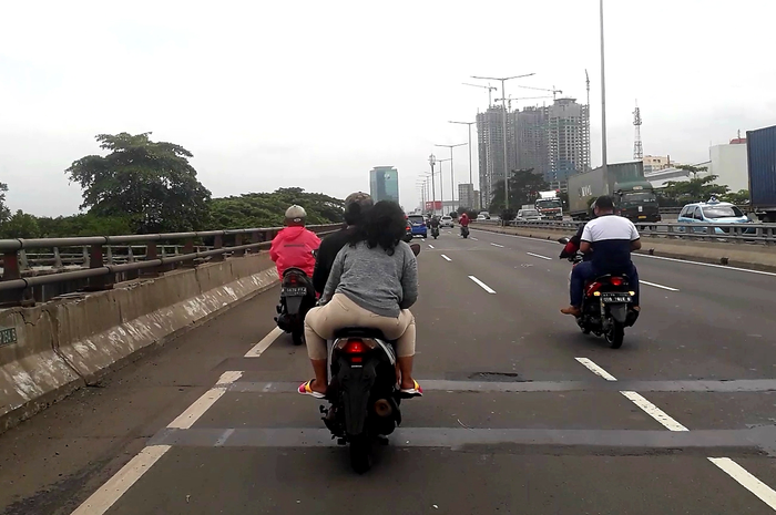 Pemotor yang tidak menggunakan helm saat melewati jalan tol, banyak pelanggaran yang dilakukan pemotor saat lewat jalan tol