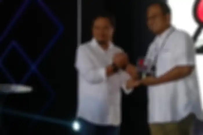 Pemberian penghargaan kepada perwakilan Pertamina, Fajriyah Usman  atas terpilihnya dalam kategori Kontribusi Untuk Negeri