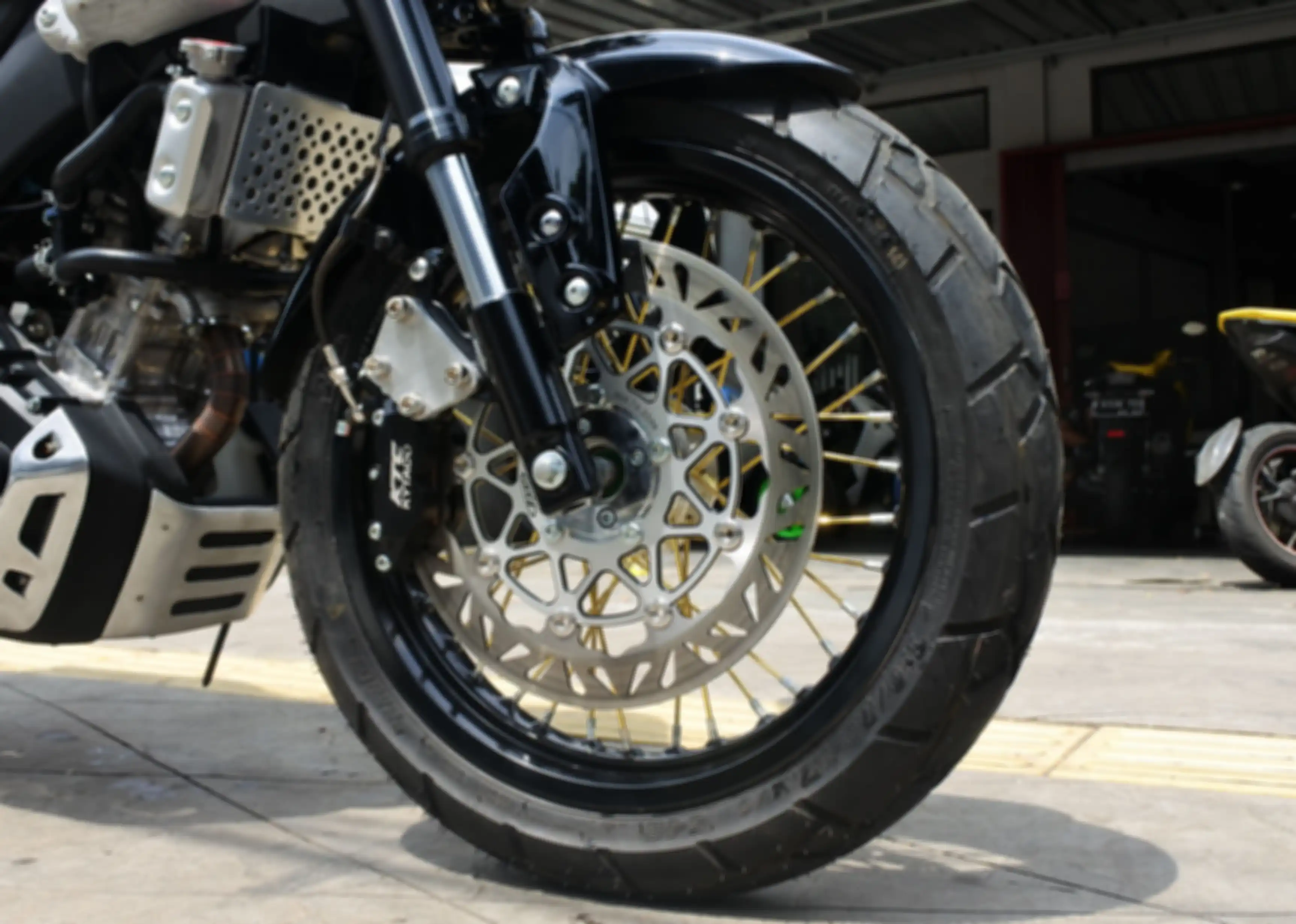 Area kaki depan Yamaha XSR 155 milik FATMOTORSPORT. Sudah diubah ke jari-jari.