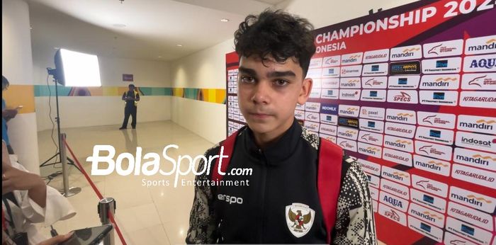 Pemain timnas U-16 Indonesia, Matt Baker saat ditemui di mixed zone Stadion Manahan, Solo pasca-laga lawan Laos, Kamis (27/6/2024).