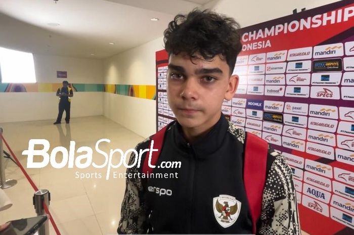 Pemain timnas U-16 Indonesia, Matt Baker saat ditemui di mixed zone Stadion Manahan, Solo pasca-laga lawan Laos, Kamis (27/6/2024).