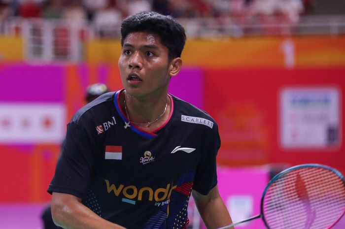 Pebulu tangkis tunggal putra Indonesia, Moh Zaki Ubaidillah, pada babak perempat final Kejuaraan Dunia Junior 2024 di Nanchang International Sports Center Gymnasium, Jumat (11/10/2024).