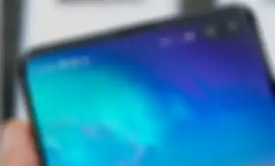 Galaxy S10 Plus menggunakan layar berlubang atau hole punch untuk menempatkan dua kamera depannya. 