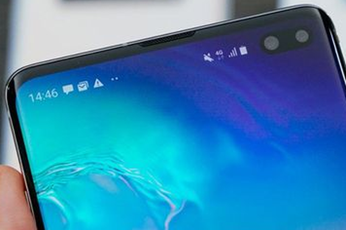 Galaxy S10 Plus menggunakan layar berlubang atau hole punch untuk menempatkan dua kamera depannya. 