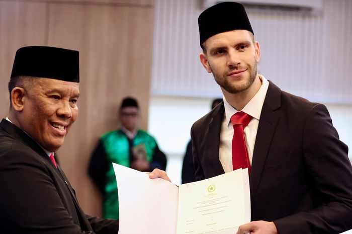 Pemain Maarten Paes seusai menjalani sumpah menjadi WNI.