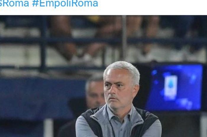 Ekspresi pelatih AS Roma, Jose Mourinho, dalam laga Liga Italia kontra Empoli di Stadion Carlo Castellani, Senin (12/9/2022).