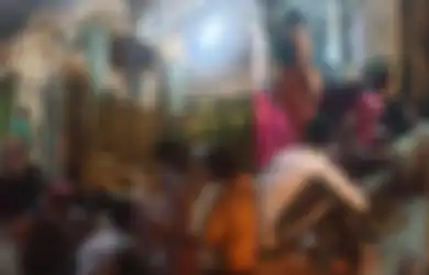 Miris, Ditolak Bidan Mentah-mentah, Seorang Ibu di Madura Terpaksa Melahirkan di Depan Rumah Praktek dengan Bantuan Warga Sekitar