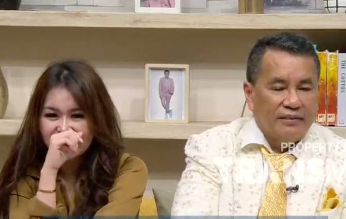 Valen mengaku pertama kali bertemu dengan Hotman Paris di kelab malam saat berpesta.