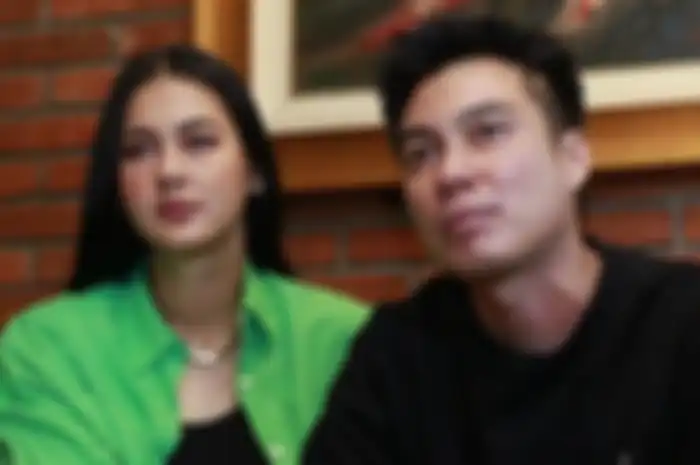 Baim Wong dan Paula Verhoeven berkaca-kaca saat memberikan klarifikasi di kawasan Tanah Kusir, Jakarta Selatan, Selasa (26/7/2022).