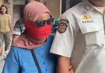 Gak Kapok, Masriah jadi Tersangka Lagi Usai Kepergok Lempar Sampah ke Rumah Tetangga Sambil Joget, Rekaman CCTV jadi Bukti