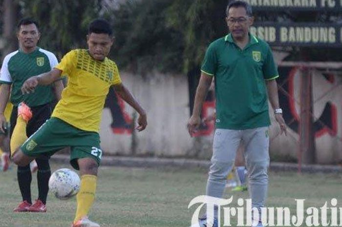 Pelatih anyar Persebaya, Aji Santoso, yang mulai melatih Bajul Ijo di Lapangan Polda Jatim, Kamis (31/10/2019).