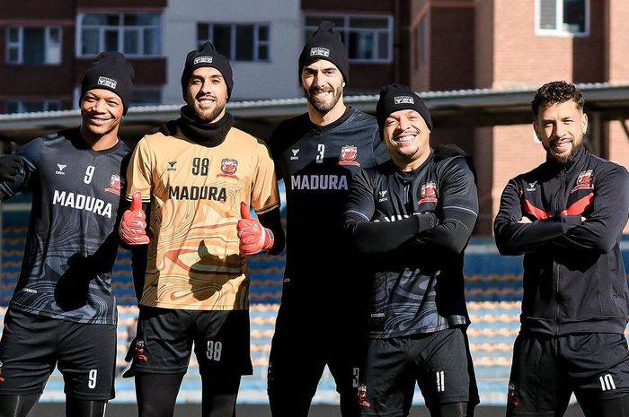 Pemain Madura United berfoto bersama saat menghadiri sesi official training jelang melawan Sp Falcon, Sabtu (26/10/2024).