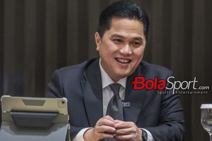 Ketua Umum PSSI, Erick Thohir, sempat tersenyum saat sedang memberikan keterangan kepada awak media di Menara Danareksa, Gambir, Jakarta Pusat, Selasa (20/2/2024).