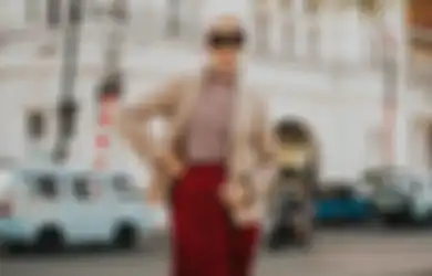 5 Gaya Edgy dengan Blazer Buat Hijabers ala Ana Octarina. Tiru Yuk!