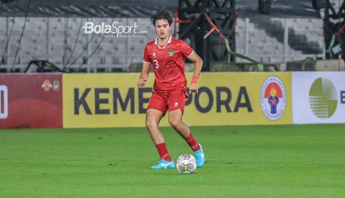 Pemain timnas U-20 Indonesia, Brandon Marsel Scheunemann, sedang menguasai bola dalam laga turnamen Mini Internasional di Stadion Gelora Bung Karno, Senayan, Jakarta, Jumat (17/2/2023).