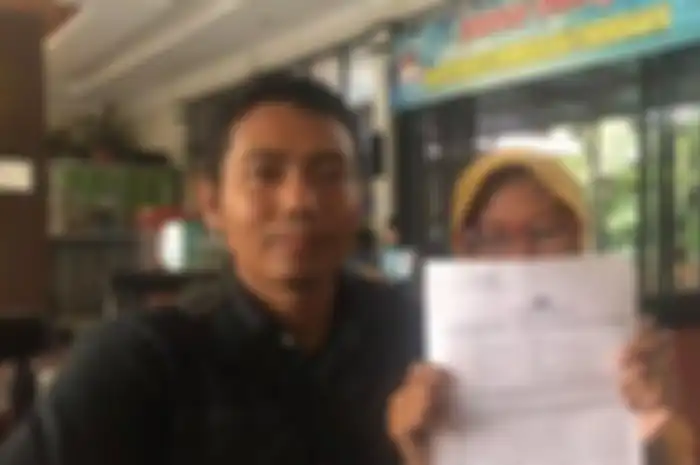 Seorang nenek didampingi menantinya melaporkan ke polisi terkait dengan peristiwa pengroyokan oleh para debt collector terhadap dirinya.