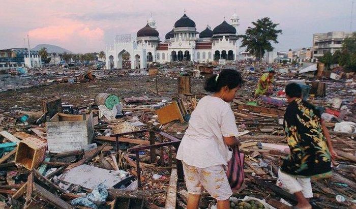 Bencana gempa dan tsunami Aceh 2004.