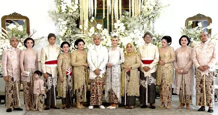 Keluarga Presiden Jokowi foto bersama dalam akad nikah Kaesang dan Erina di pendopo Ageng, Royal Ambarrukmo Hotel, Yogyakarta
