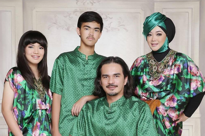 Potret harmonis keluarga Rina Gunawan dan Teddy Syah