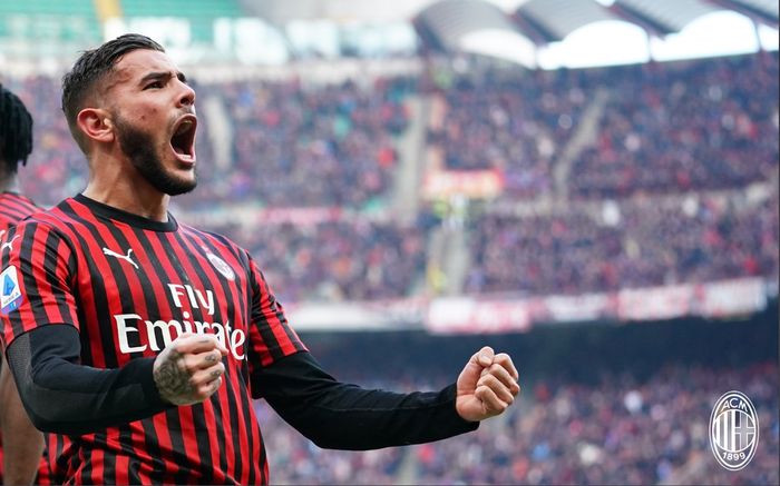 Bek muda asal Prancis, Theo Hernandez, kini mengenakan seragam AC Milan.