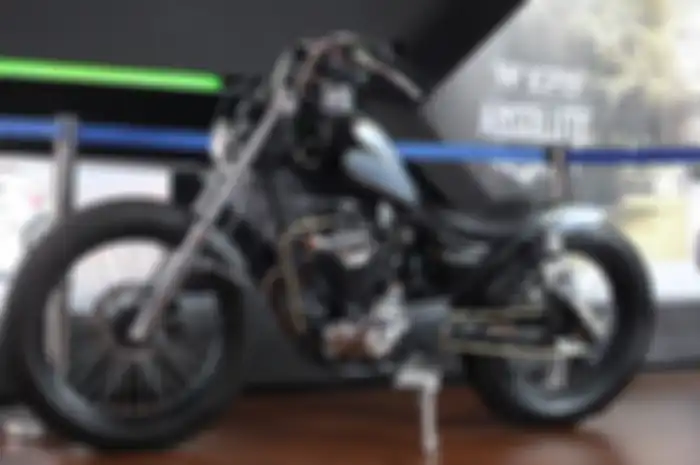 Kawasaki W175 Chopper Katros Garage