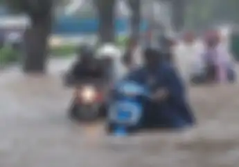 Water Hammer Mengintai, Begini Tips Trabas Banjir yang Aman Buat Motor
