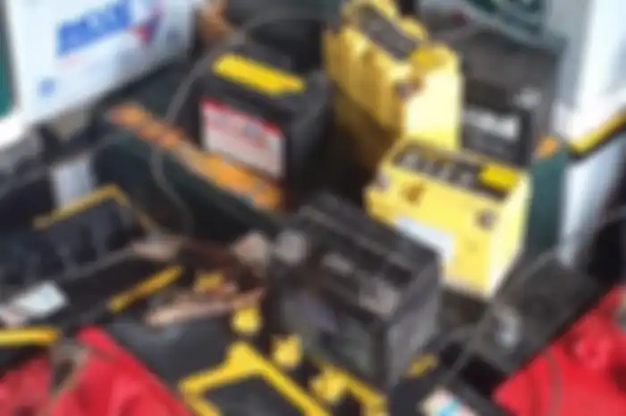Aki motor yang sedang disetrum ulang