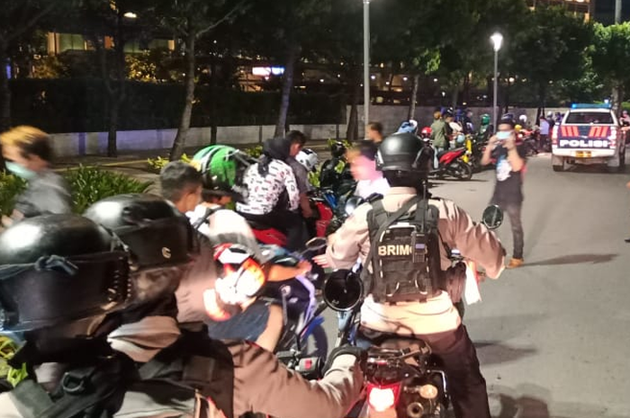 Ilustrasi kepolisian melakukan patroli dalam rangka pencegahan tindak brutal geng motor di Bandung.