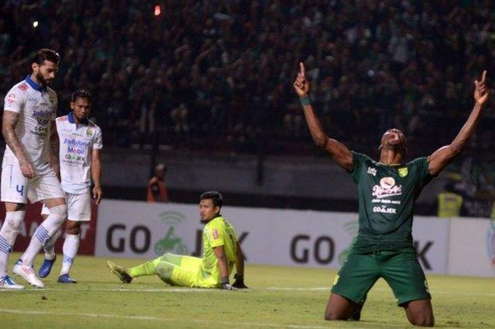 Penyerang Persebaya Surabaya Amido Balde melakukan selebrasi usai menjebol gawang Persib Bandung. 