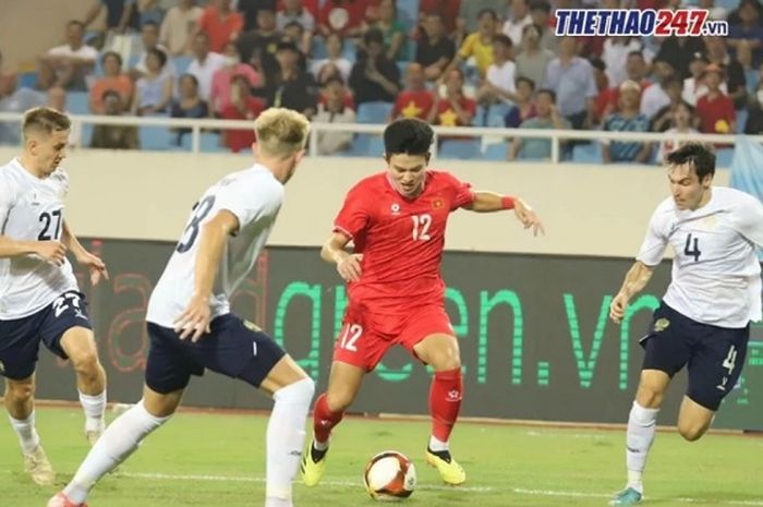 Phan Tuan Tai menguasai bola dalam laga persahabatan Timnas Vietnam Vs Rusia, Kamis (5/9/2024) di Stadion My Dinh, Hanoi.