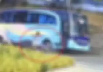 Miris.. Video Motor Dilindas Bus Setelah Senggol Mobil di Depannya, Pengendara Lain Bikin Salah Fokus