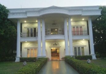 Seharga Rp 30 Miliar, Dilengkapi 10 Kamar Tidur dan Kolam Renang Raksasa, Intip Megahnya Rumah Putih Legend yang Sering Dijadikan Lokasi Syuting FTV!