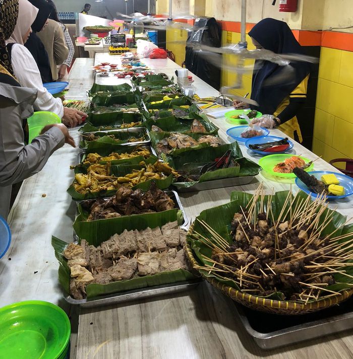 Aneka lauk yang disajikan di rumah makan Alam Sunda, Bandung, Jawa Barat.