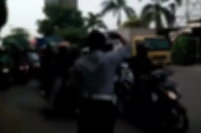 Pemotor ramai-ramai melawan arah, petugas Dishub pasrah.