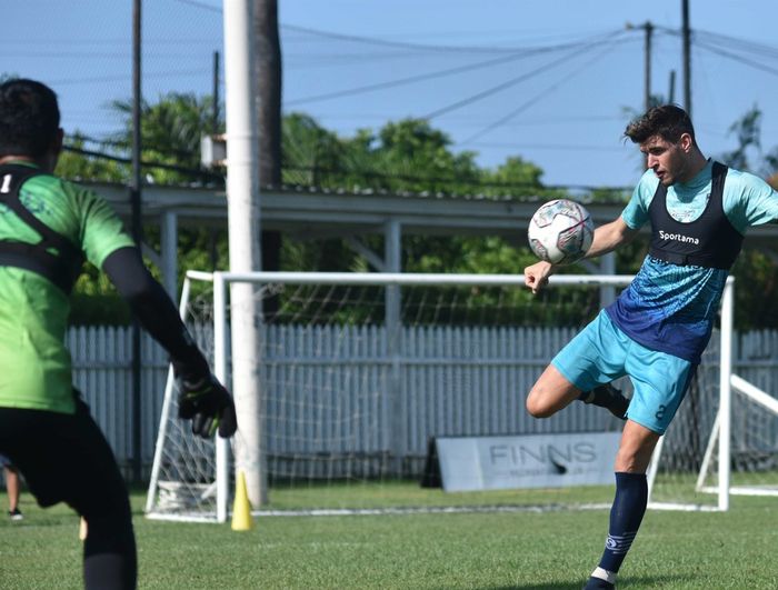 Pemain Persib Bandung, Nick Kuipers, melakukan latihan bersama tim di FINNS Recreation Club, Rabu (23/3/2022).