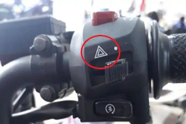 Ini Alasannya Motor Dilarang Keras Menyalakan Hazard di Musim Hujan dan Ketika Mau Jalan Lurus di Persimpangan