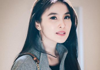 Penampilan Imut Sandra Dewi Saat Mengenakan Bando Minnie Mouse dan Tas Mewah