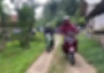 Sedih! Motor Mogok Gara-gara Oli Bekas, Bapak Pemilik Vespa Tua Dapat Kejutan dari Mabscoot