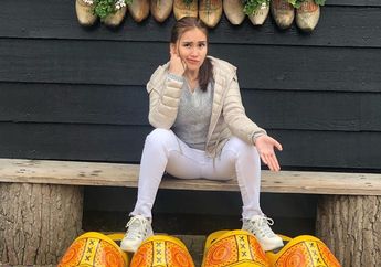 Tampil Berkelas dengan Mini Dress dan High Knee Boots, Busana Terbaru Ayu Ting Ting Malah Disebut Terlalu Seksi Oleh Netizen