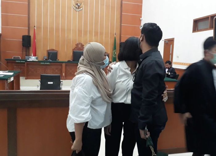Vanessa Angel bersama asistennya dan Bibi Ardiansyah di Pengadilan Negeri Jakarta Barat, Senin (21/9/2020).