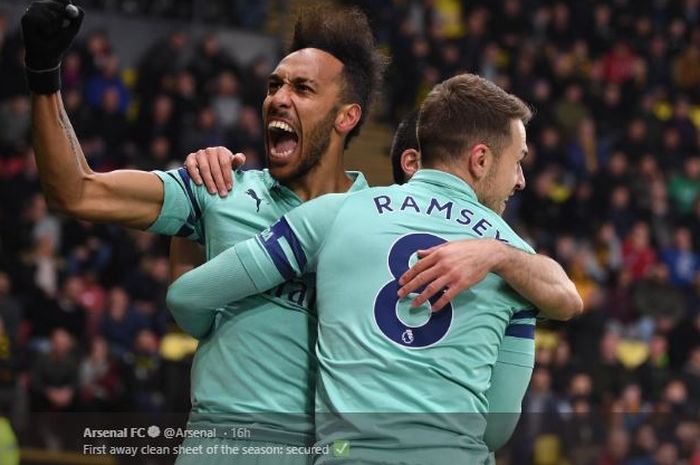 Penyerang Arsenal, Pierre-Emerick Aubameyang, bersama Aaron Ramsey, merayakan gol dalam laga pekan ke-34 Liga Inggris kontra Watford, di Vicarage Road Stadium, 15 April 2019.