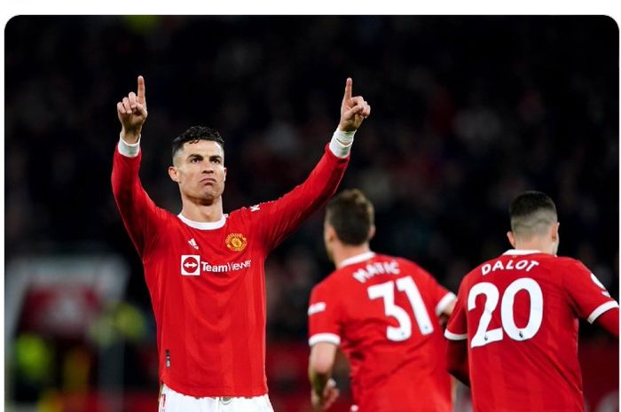 Megabintang Manchester United, Cristiano Ronaldo, merayakan gol ke gawang Chelsea pada laga Liga Inggris di Stadion Old Trafford, Kamis (28/4/2022).