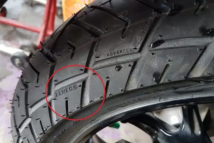 Vital Banget, Fungsi Garis Putih yang Selalu Ada di Ban Motor Baru