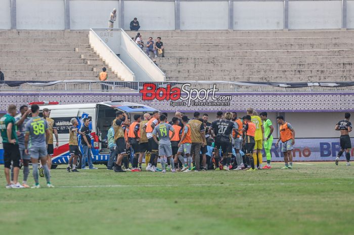 Momen pemain Dewa United bernama Ady Setiawan dibawa mobil ambulance setelah berbenturan dalam laga pekan ke-14 Liga 1 2023 melawan Persebaya Surabaya di Stadion Indomilk Arena, Tangerang, Banten, Sabtu (30/9/2023).