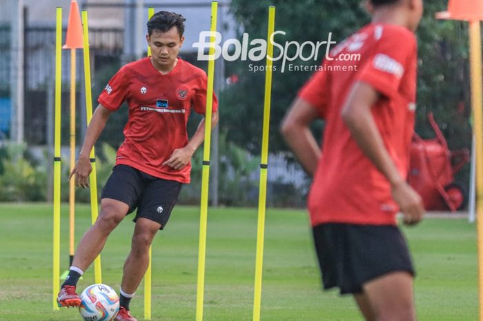 Komang Teguh Trisnanda sedang menguasai bola dalam sesi latihan timnas U-23 Indonesia di Lapangan A, Senayan, Jakarta, Kamis (10/8/2023).