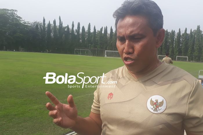 Pelatih timnas U-16 Indonesia, Bima Sakti saat memimpin latihan timnya di Lapangan Universitas Negeri Yogyakarta, Selasa (2/8/2022).