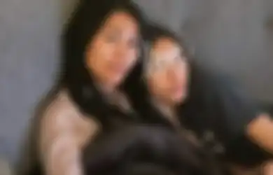 Anggun C Sasmi Akhirnya Posting Foto Kirana Tanpa Stiker, Netizen: Kayak Kembar!