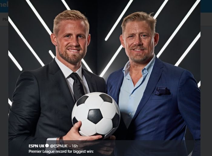 Kiper legendaris Manchester United, Peter Schmeichel (kanan) bersama dengan anaknya, Kasper Schmeichel, yang kini membela Leicester City.